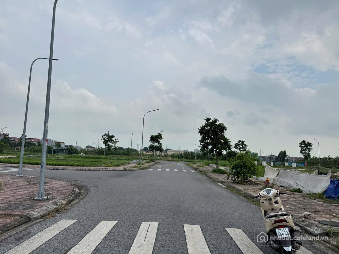 Bán đất thổ cư: Bán đất mẫn xá long châu yên phong nhìn sân bóng dãy LK1. Diện t