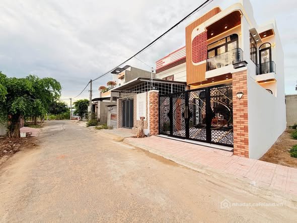 Bán nhà riêng: Nhà lầu mới xây dựng phong cách Châu Âu mặt tiền nhựa Tân Mỹ Chán