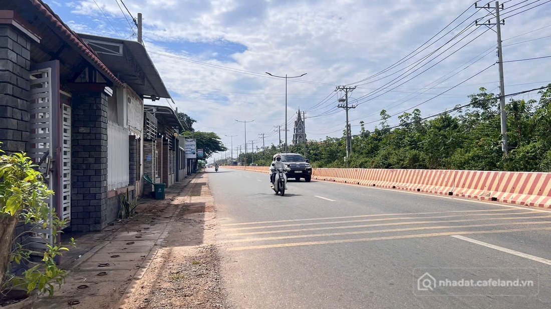 Bán đất thổ cư: Cần bán đất mặt tiền tỉnh lộ 328 xã Hồ Tràm, tp Hồ Chí Minh.