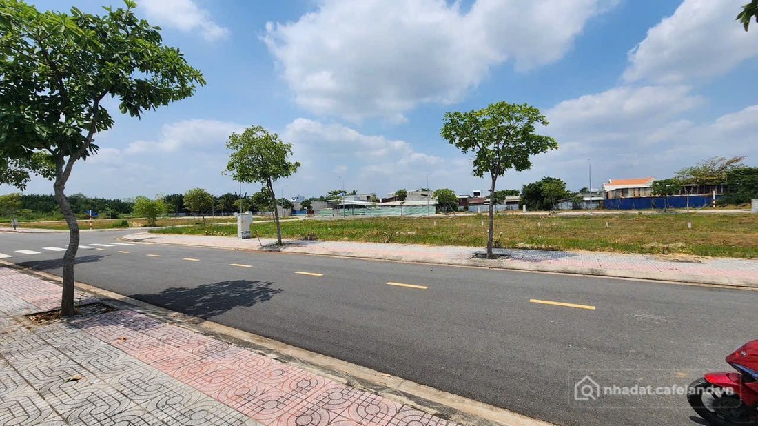 Bán đất thổ cư: Bán đất sổ đỏ mặt tiền đường 13m khu dân cư Đào Sư Tích