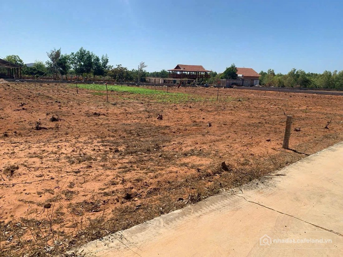 Bán đất thổ cư: Bán 3000m2 mặt đường bê tông gần ngã 4 UB Mũi Né, giá tốt 3,2 tỷ