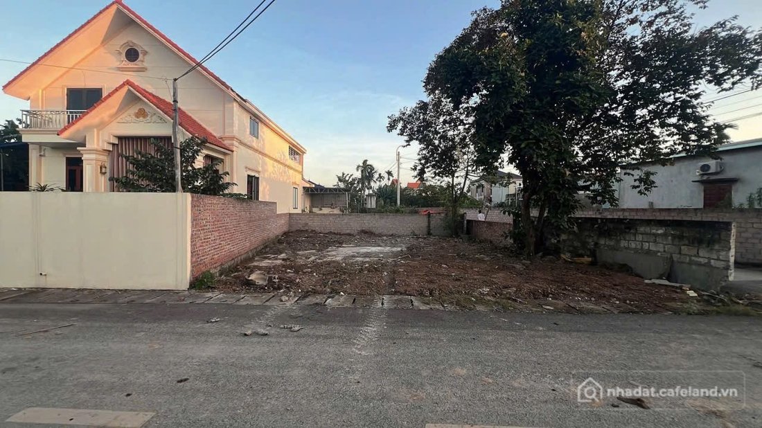 Bán đất thổ cư: Bán 60 m Hoàng Động đường nhựa 7m xung quanh dân đông đúc. Ngay 