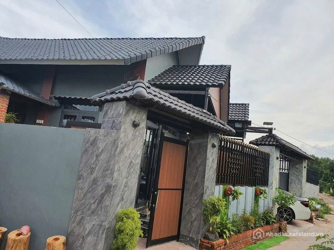 Bán nhà riêng: Bán căn nhà biệt thự đẹp .sát TL 52 Gía tốt . Xã Hòa long có 150m