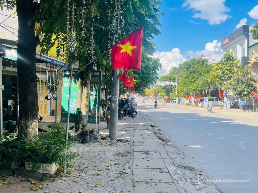 Bán đất thổ cư: ĐẤT MẶT TIỀN  QL  32 DÂN CƯ KÍN – TẶNG NHÀ CẤP 4 