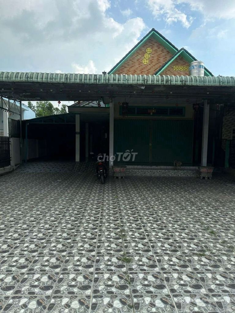 Bán nhà riêng: Nhà mẫt tiền diện tích lớn