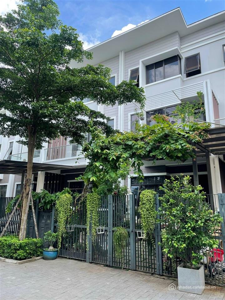 Bán nhà riêng: Bán nhà phố mizuki có 3 tầng, dt 5x20m2, nt cơ bản giá 10,950tỷ. 