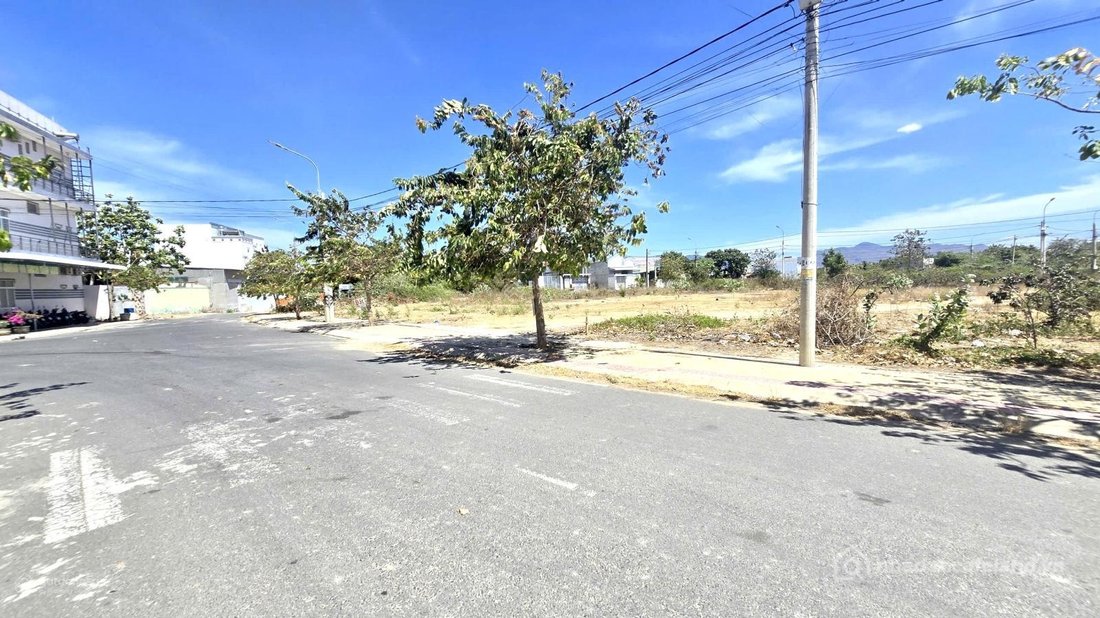 Bán đất thổ cư: Bán đất thổ cư mặt tiền đường nhựa 13m, gần cầu Nam Phan Rí, 5,8