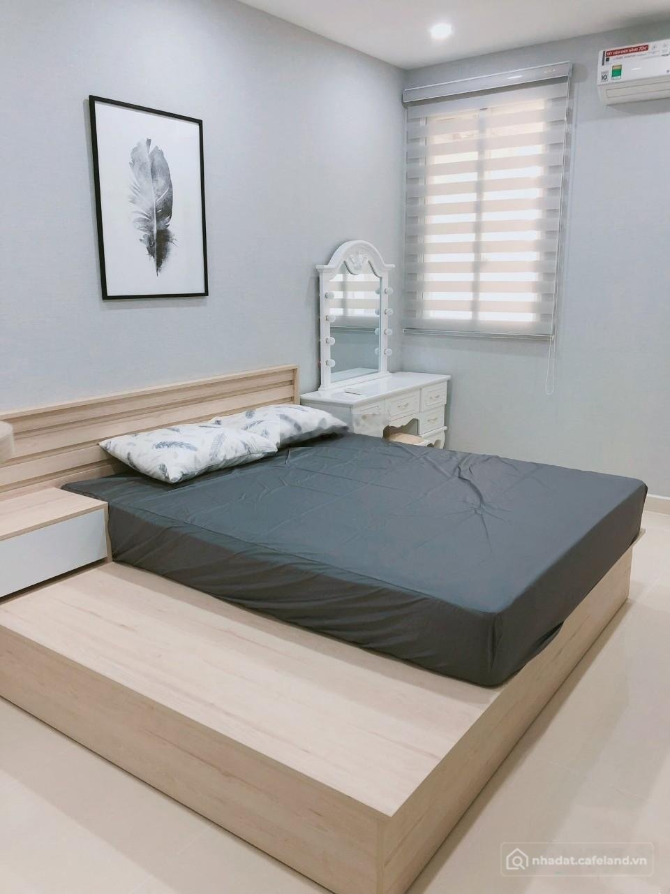 Bán căn hộ chung cư: Cần bán gấp căn hộ Cộng Hòa Garden 2PN 2WC 72m2, view hồ bơ