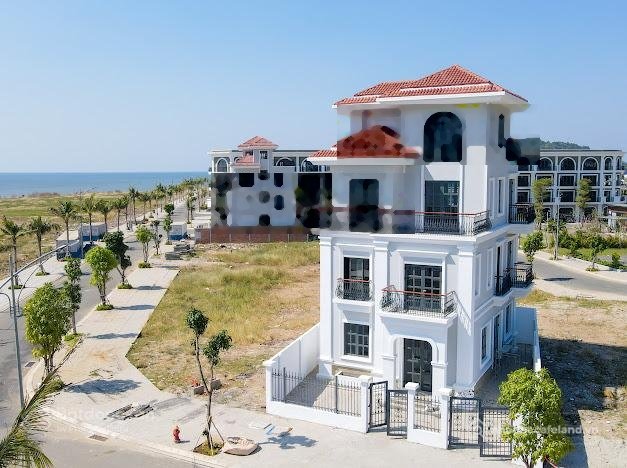 Bán biệt thự: Biệt thự xây sẵn mặt tiền biển khu lấn biển Hà Tiên. 210m2,nhà ba 
