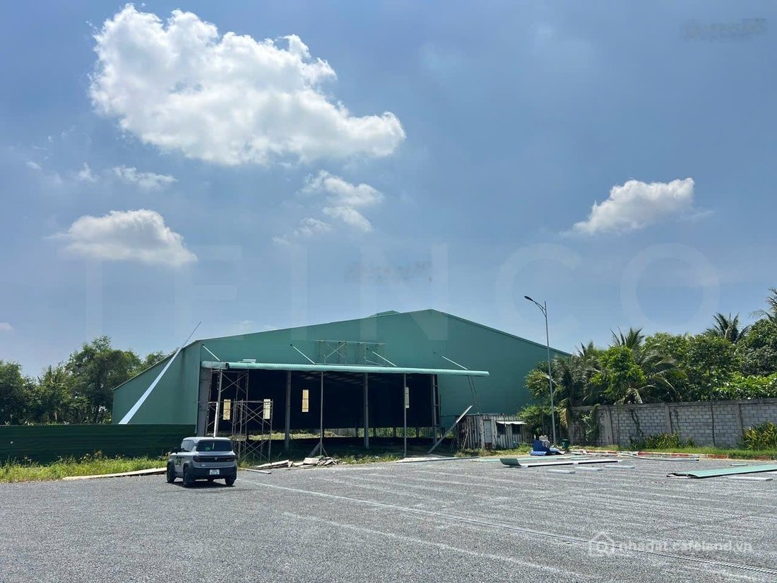 Nhà kho - Xưởng: Kho xưởng 1.800 m² có PCCC tự động và điện 3 pha, trong cụm kho