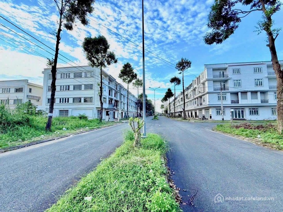 Bán đất thổ cư: Nền đẹp 220m2 mặt tiền đường Phượng Hoàng - KDC Hoàng Quân - Xã 