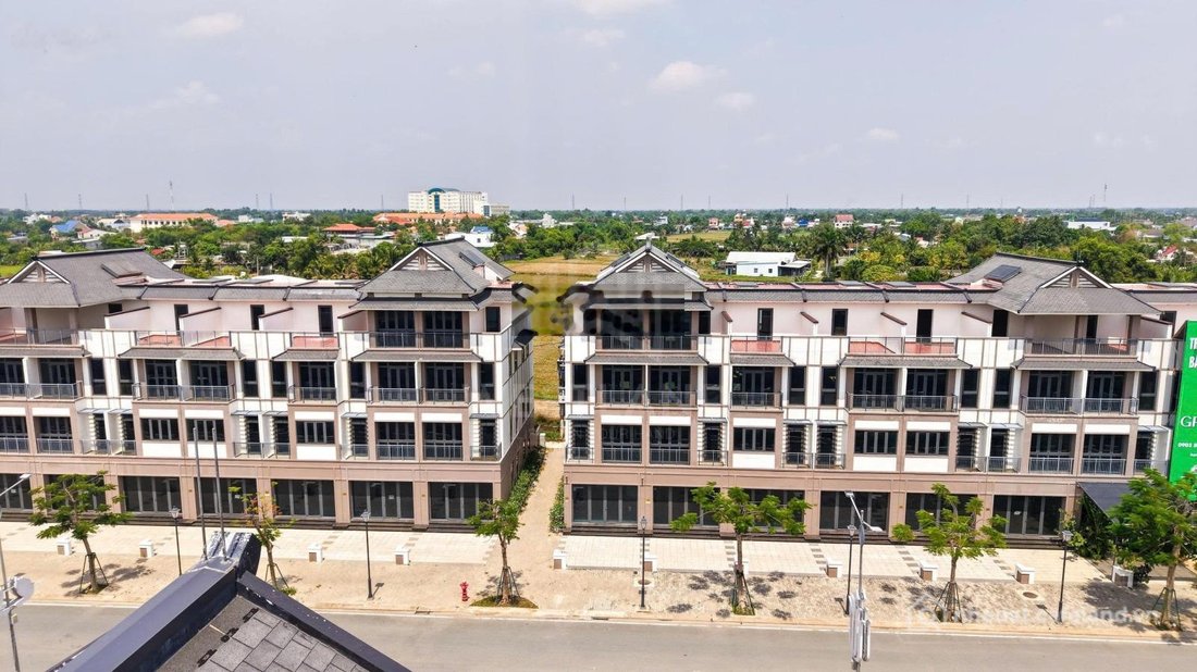 Bán biệt thự: Bán căn nhà mặt tiền đường 3/2 ngay cổng vào dự án Vinhomes Hậu Ng