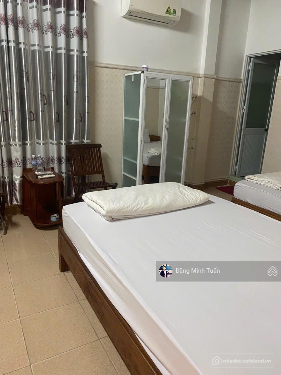 Bán nhà riêng: Bán nhà 2 tầng mặt tiền đường Lạc Long Quân | Phù hợp kinh doanh 