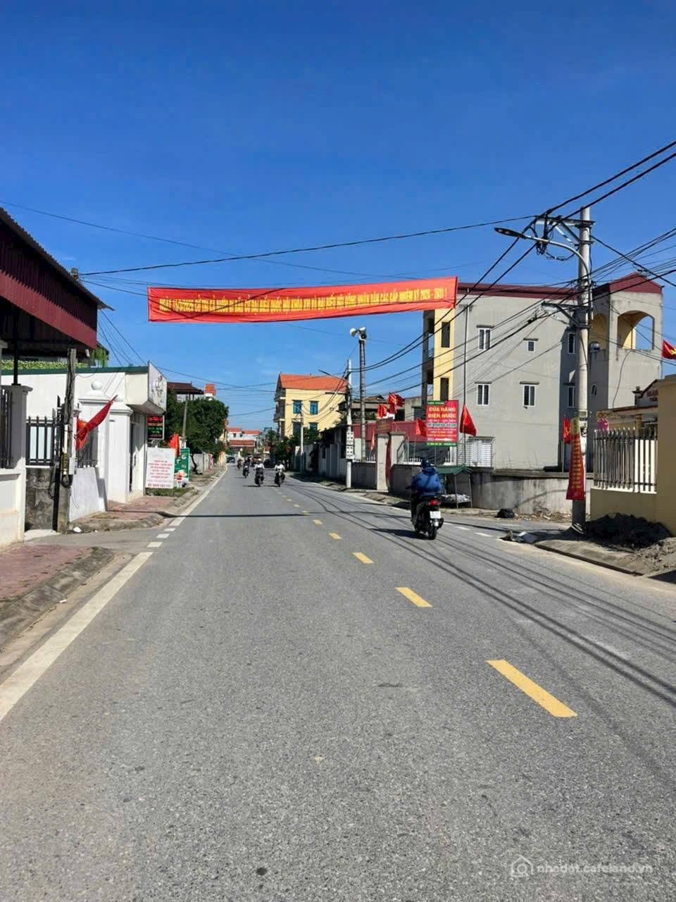 Bán đất thổ cư: Bán lô đất 97m2, mặt tiền gần 5m, dân cư san sát, biệt thự bao v