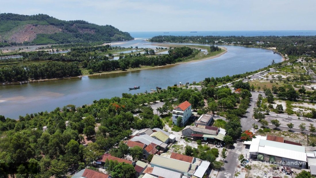 Bán đất thổ cư: Đất diện tích đẹp 200m2 nằm giữa trung tâm là khu resort và cụm 