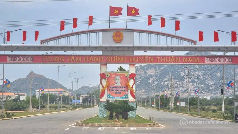 Bán đất thổ cư: Đất mặt tiền đường đôi, trung tâm hành chính Thuận Nam, tiềm năn