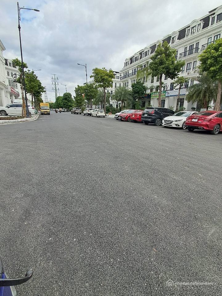 Bán biệt thự: Tọa lạc tại vị trí đắc địa Hồ Đền Lừ, căn biệt thự 5 tầng trên diệ