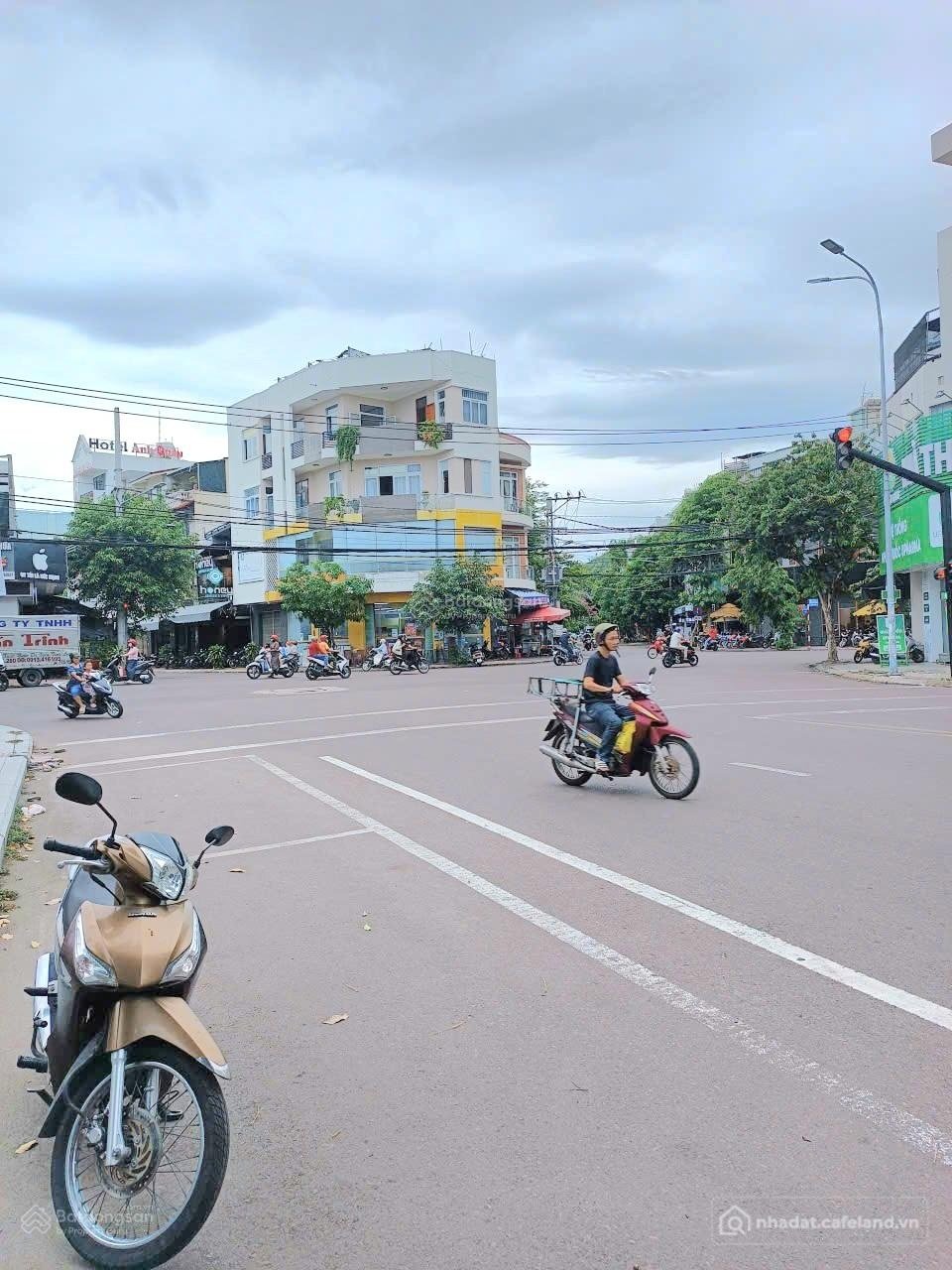 Bán nhà riêng: Bán nhà vị trí trung tâm, có dòng tiền cho thuê ổn định hàng thán