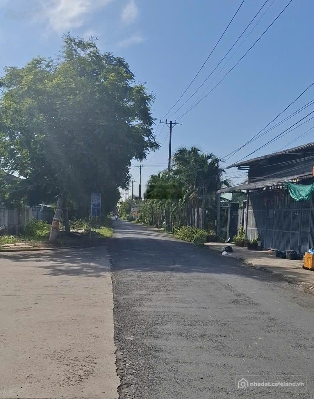 Bán nhà riêng: Bán nhà nát tiện xây mới, ngang 8 mét * dài 22 mét (đối diện cổng