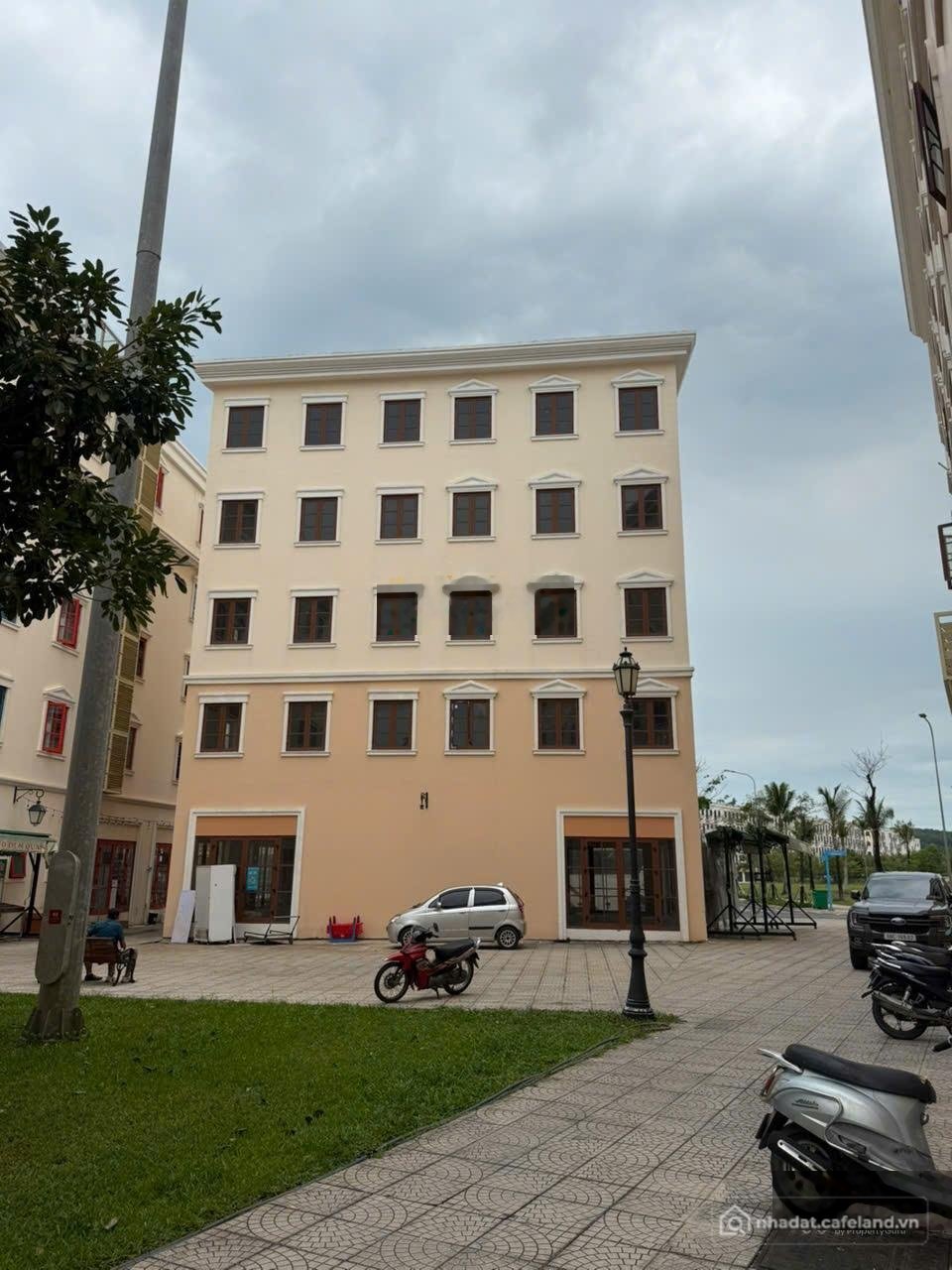 Bán nhà phố dự án: Shophouse sở hữu vị trí lý tưởng, ngay sát Địa Trung Hải thíc