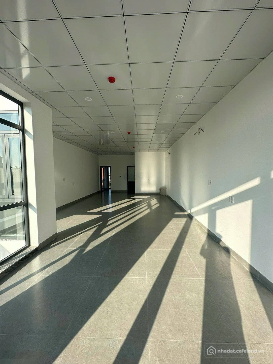 Nhà riêng: Cho thuê gấp nhà mặt phố 475 Phan Bội Châu, 300m2, giá tốt 18 triệu V