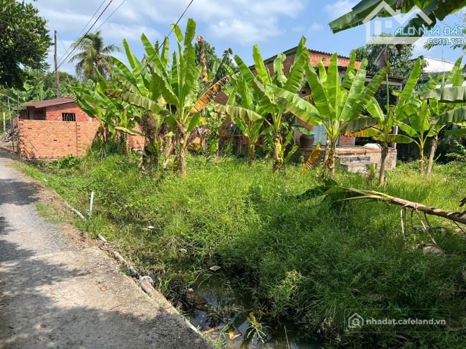 Bán đất thổ cư: Lô đất có 18m mặt tiền đường nhựa oto cách QL57 khoảng 1km