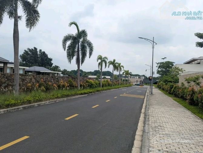 Bán biệt thự: BÁN BIỆT THỰ XÂY THÔ VILLA SÂN GOLF VÂN TRÌ ĐÔNG ANH 180 TỶ DT 120