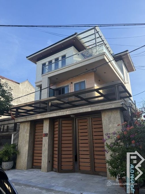 Bán biệt thự: Bán nhà 3 tầng, rất mới gần Quảng Trường