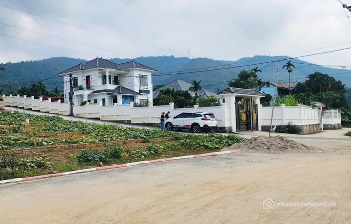 Bán đất thổ cư: Đất cách đường tỉnh lộ DT445 50m, đối diện trường mầm non tại TP