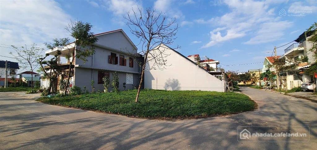 Bán đất thổ cư: Lô góc kqh kim long. ngay sau lưng trường học. vị trí tiềm năng.