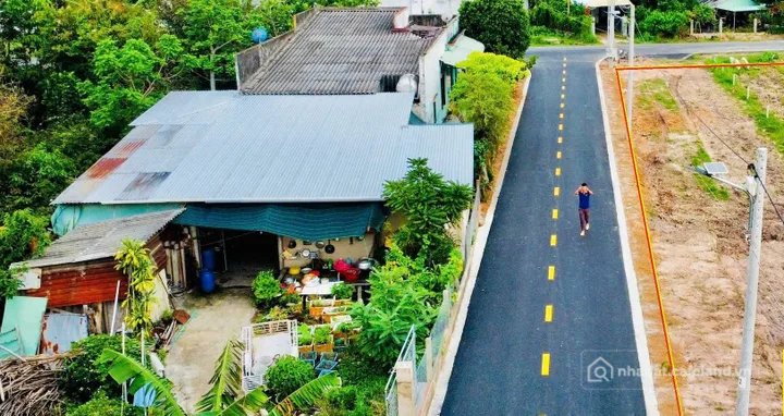 Bán đất thổ cư: Góc 2MT đẹp 330m2 - Sát bên quán cafe - Gía 390tr/bank 50% - Đất