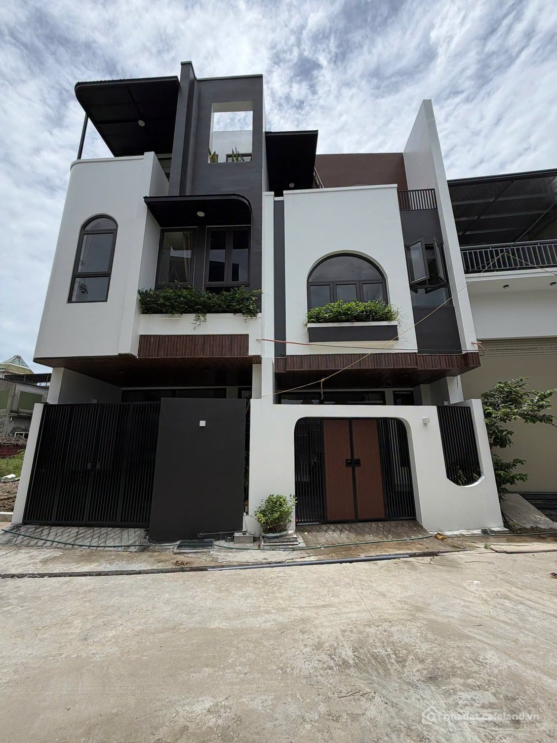 Bán nhà riêng: Nhà 3 tầng Vinh Tân đẹp lung linh, giá chỉ 4 tỷ