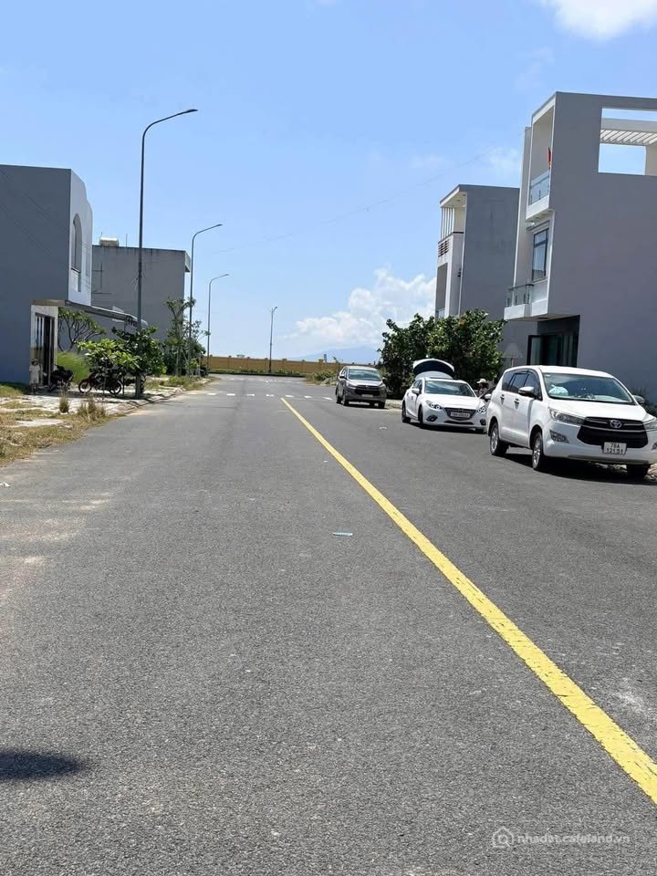 Bán đất thổ cư: Đất 99.7m2, mặt tiền 5m, hướng Đông Nam, đường 20m - Phú Yên