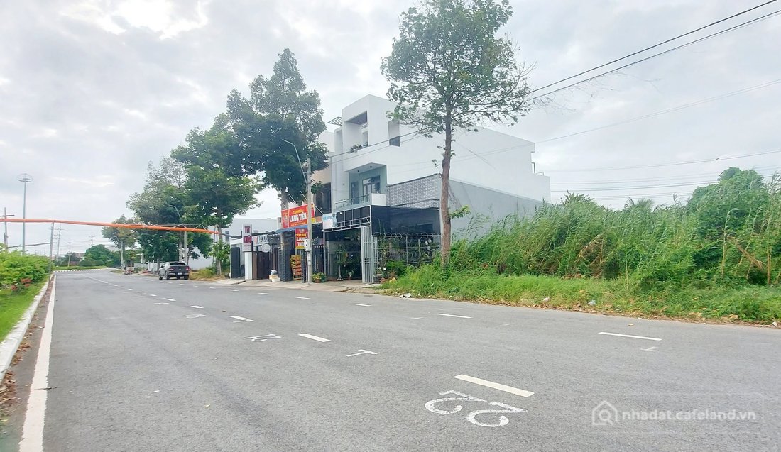Bán đất thổ cư: Nền đẹp đối diện trung tâm thương mại Lấp Vò, vỉa hè rộng thênh 