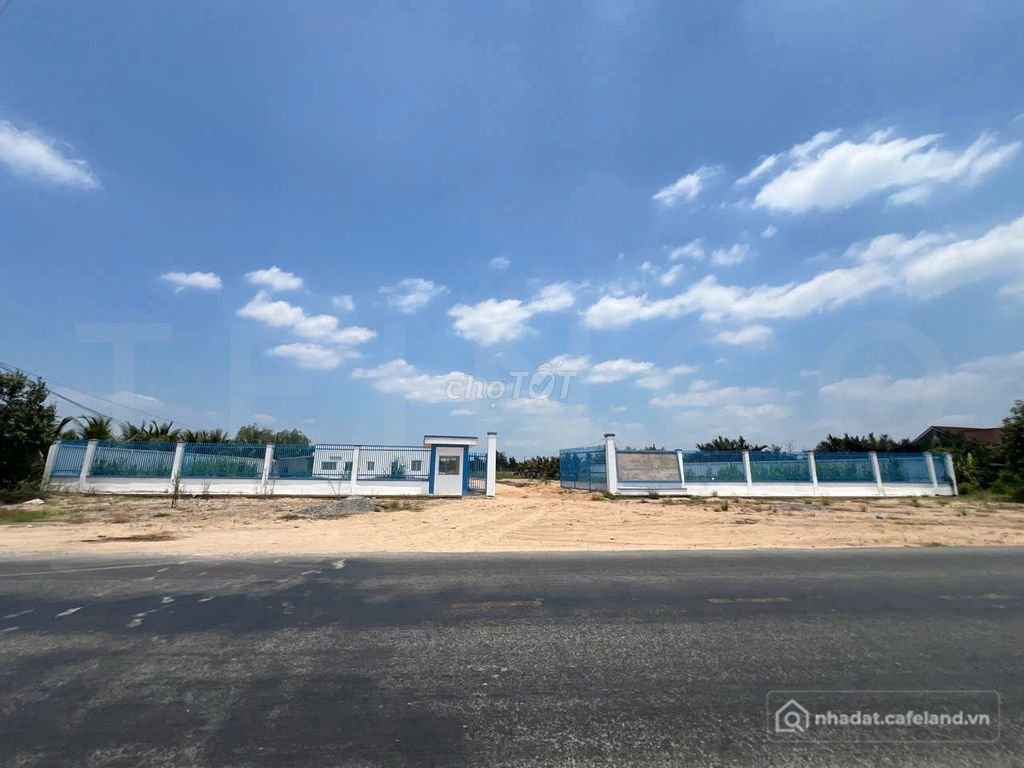 Bán đất thổ cư: Bán gần 16.000 m² đất có mặt tiền giáp sông 2.000 tấn và lộ Cont