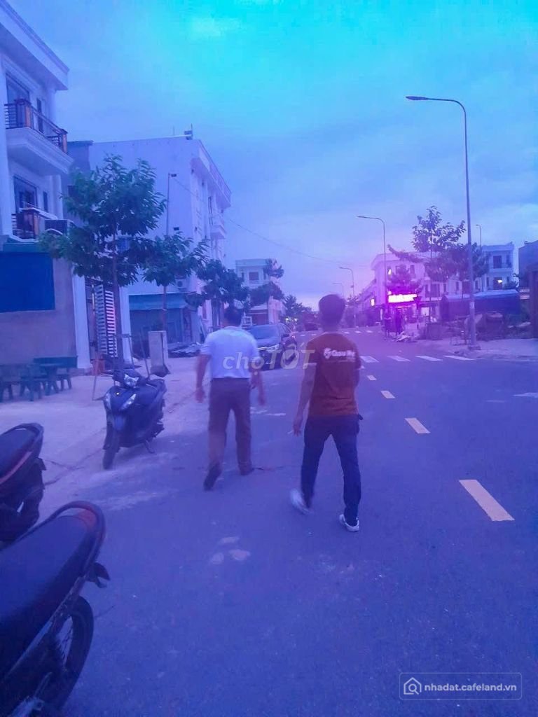 Bán nhà riêng: Bán nhà 1 trệt 2 lầu full nội thất Phường Tân Uyên, TP.HCM