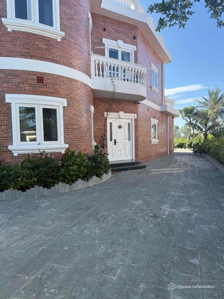 Bán nhà riêng: Chính chủ bán Villa biển 2 tầng view sân golf & biển