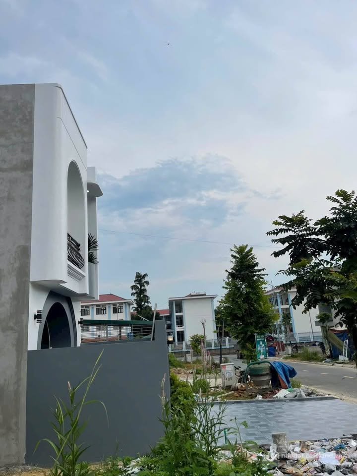 Bán nhà riêng: Nhà 2 tầng mới tinh, thơm mùi sơn, ngay sát trường Lý Tự Trọng