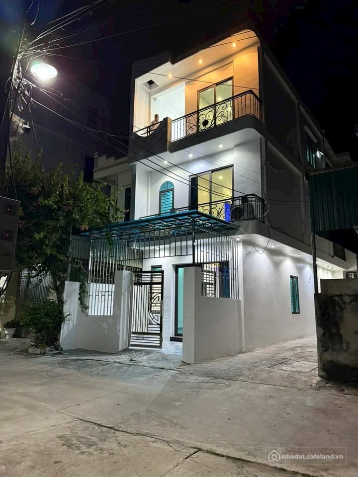 Bán nhà riêng: Nhà 3 tầng, Tiền Phong Thái Bình, lô góc cực thoáng, ô tô đỗ cửa