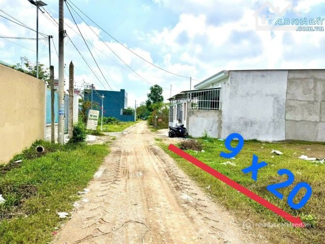 Bán đất thổ cư: Bán thật không ảo! 9 x 21 full thổ giá 950 Triệu ngay cổng chào 