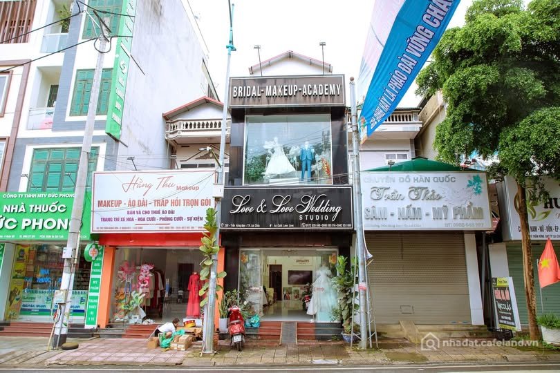 Bán nhà riêng: Nhà 3 tầng đẹp lung linh tại ngã 3 Rạp Chiếu Phim Lai Châu
