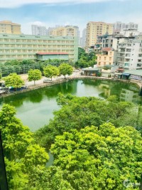 Cho thuê mặt bằng làm văn phòng, DT 80M2, có thang máy, View hồ thoáng và sáng.