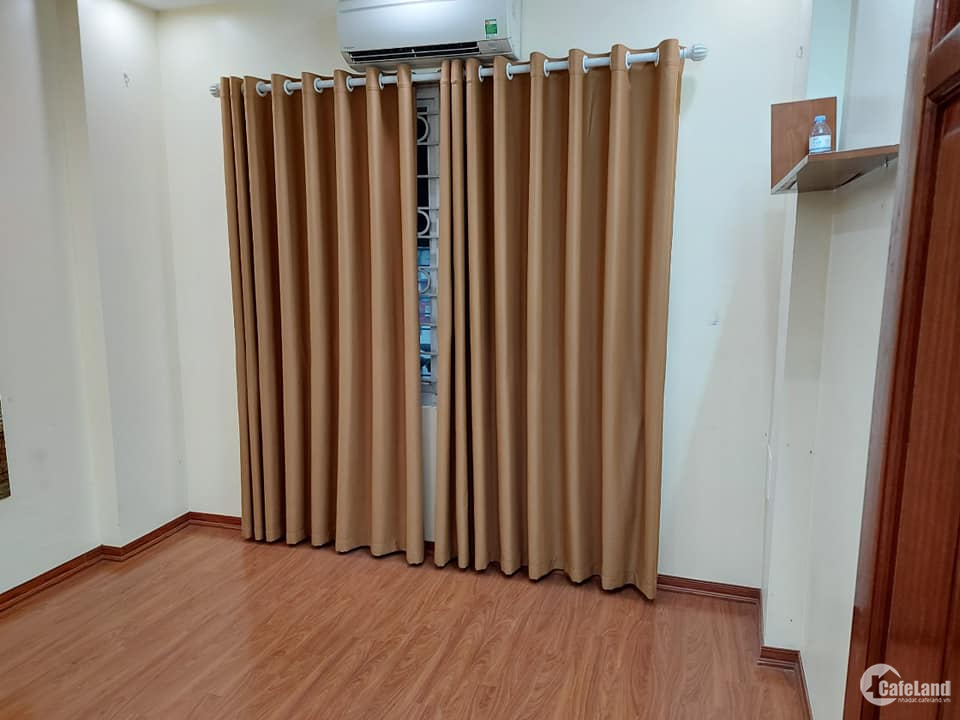 Bán nhà đường Láng 40m2, nhà đẹp, cách phố 5m.