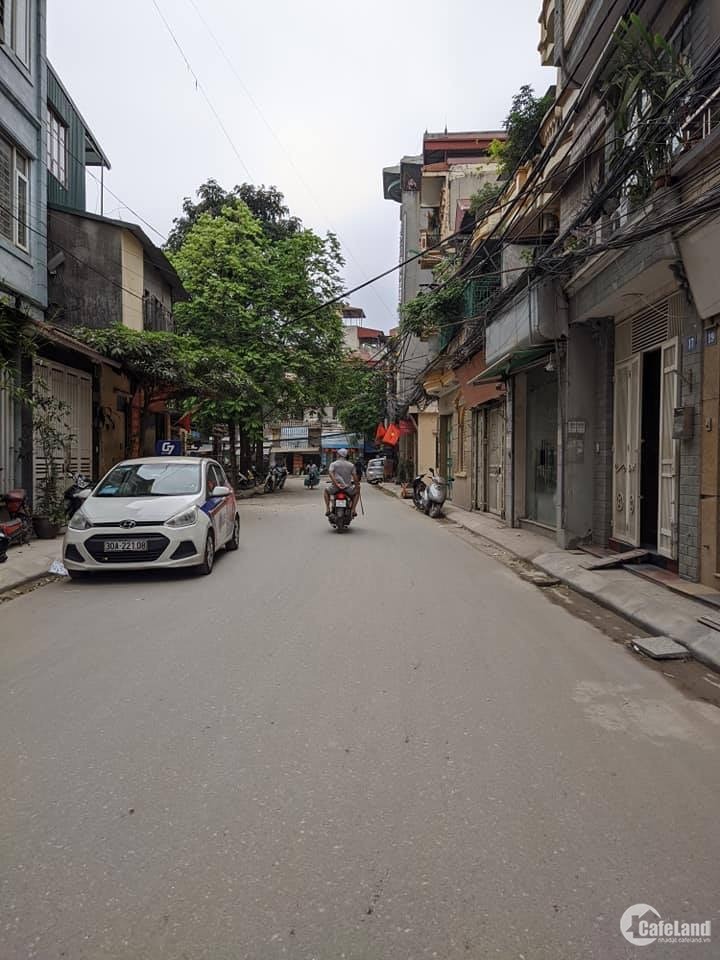 Bán nhà kinh doanh tốt phố Láng Hạ, ô tô 7 chỗ vào nhà, cách mặt phố 30m.