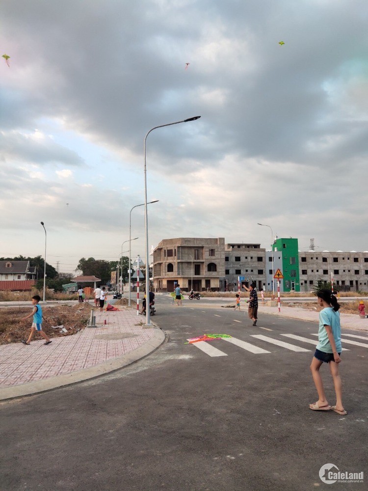 Siêu Hot vị trí Thuận An, Giá chỉ 1,x tỷ, Tc 100%, dân cư đông đúc, Gp Xây dựng.