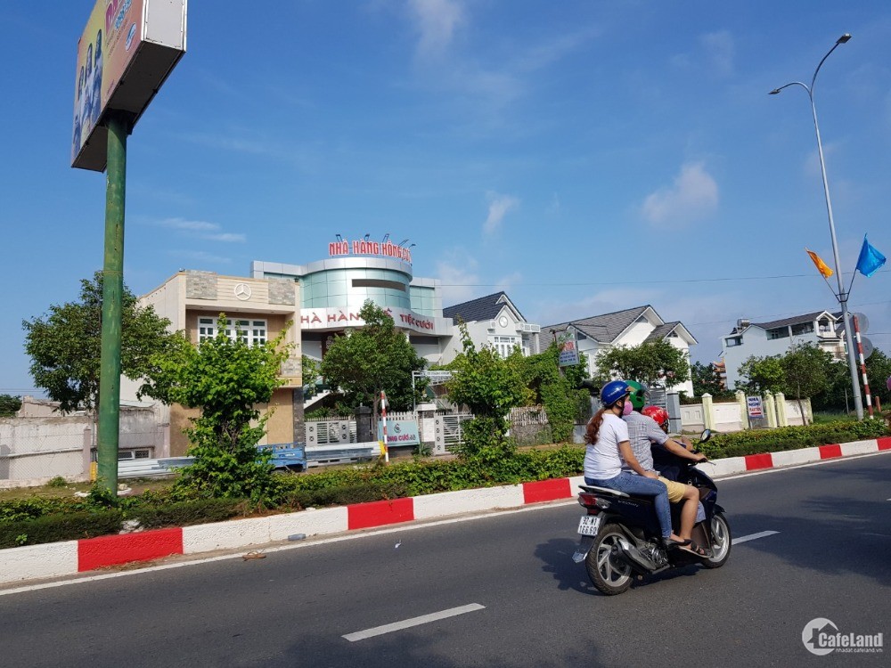 Bán đất mặt tiền Nguyễn Tất Thành - thị trấn Long Hải, diện tích 131m2,117m2TC