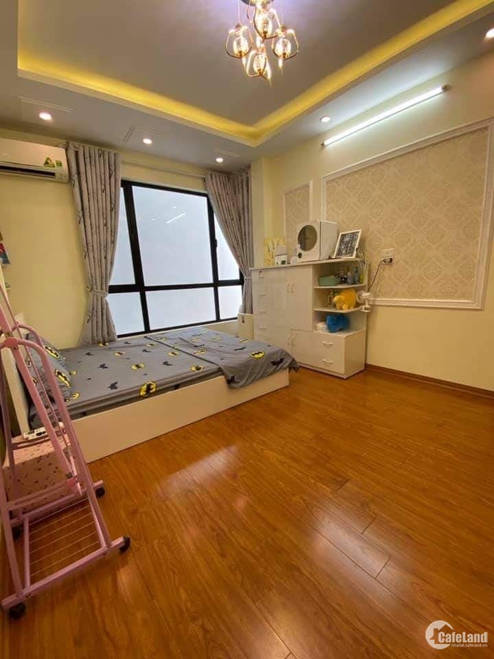 Bán nhà Cầu Giấy 40m2, 5 tầng, 5,5 mặt tiền, ở ngay, nhỉnh 3 tỷ.