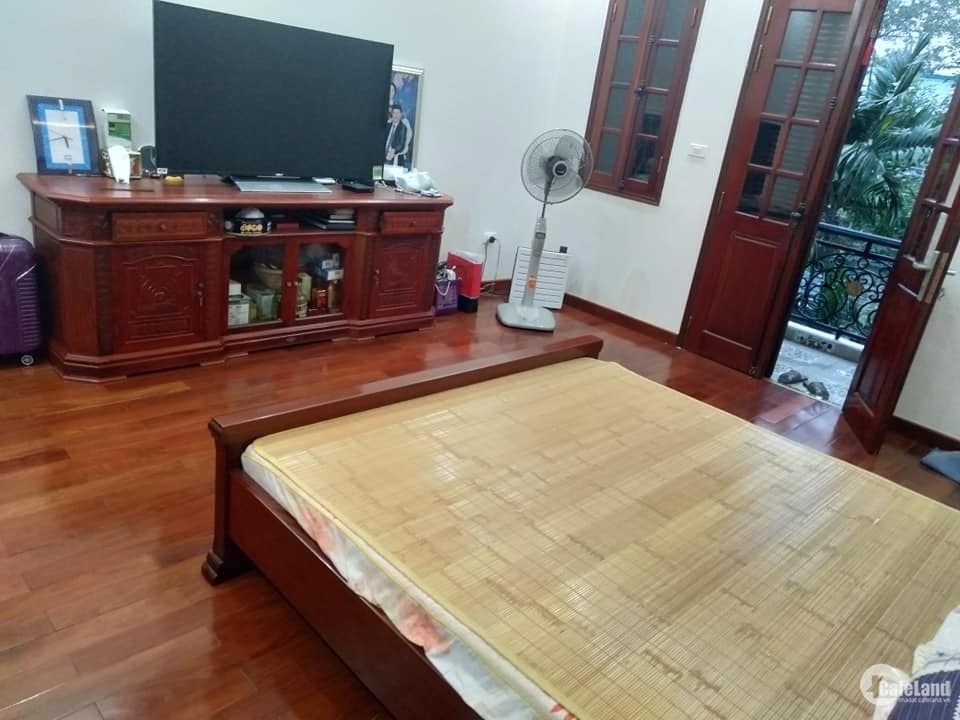 Bán nhà Nguyên Hồng - Ôtô 7 chỗ vào nhà, 40m2 * 4 tầng. Mặt tiền 4m. Giá 9,3 Tỷ