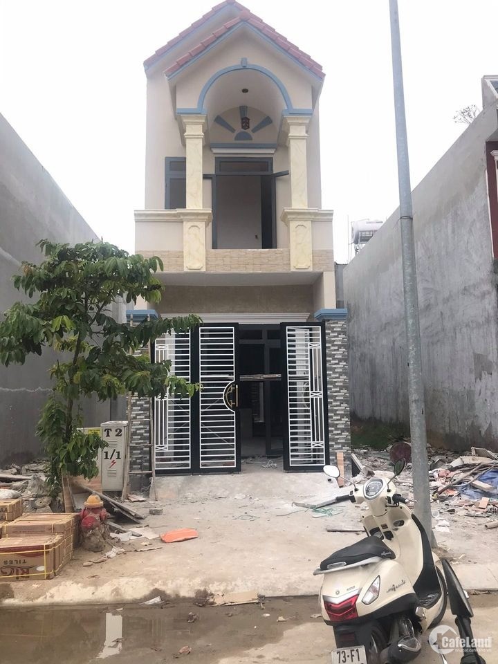 nhà 1 trệt 1 lầu sổ riêng đang hoàn thiện hơn 90% gần chợ Tân Phước Khánh
