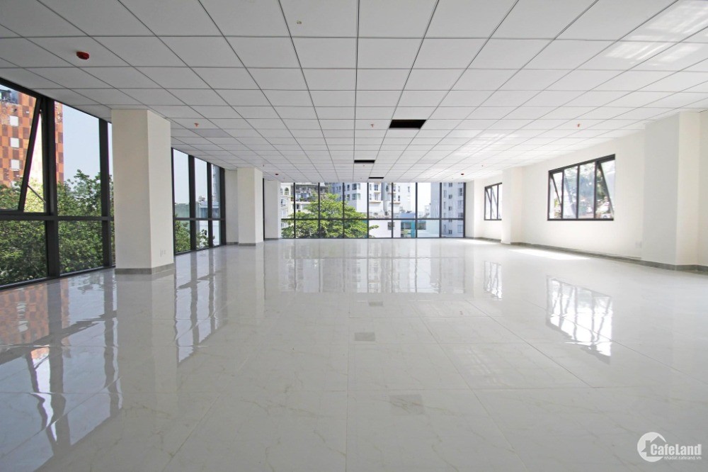Cực hiếm. Sàn văn phòng 300m2 mặt phố Nguyễn Xiển. Chỗ để xe thoải mái.